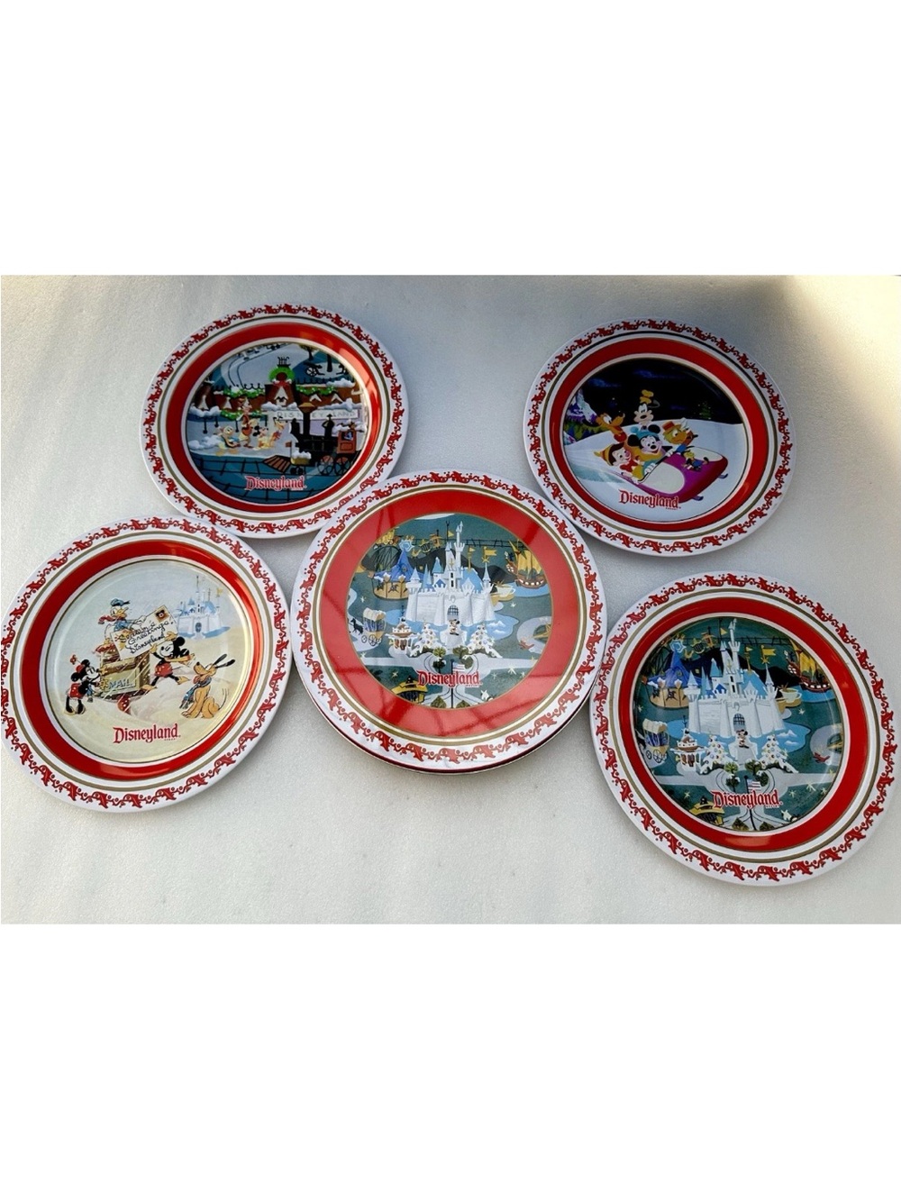 NEW Disneyland Resort 2007 Holiday Metal 8.5 Inch Plate Set 4 With Tin Can